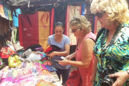 Khách du lịch nước ngoài tại một điểm du lịch ở Tiền Giang - Ảnh: Lê Nam