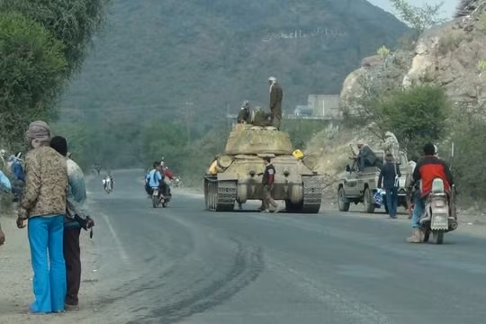 Xe tăng T-35-85 của quân đội Yemen trên Thị trấn Damt, tỉnh Dhale. Ảnh minh họa: South Front.