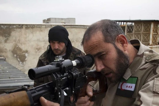 Một tay súng thánh chiến thuộc nhóm Quân đội Syria tự do ở thành phố Homs
