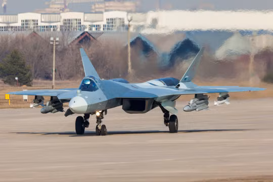 Máy bay (số hiệu "051") T-50-1 gắn mô hình tên lửa X-31 và RVV-MD. Zhukovsky. 08.04.2016 (с) Alexey