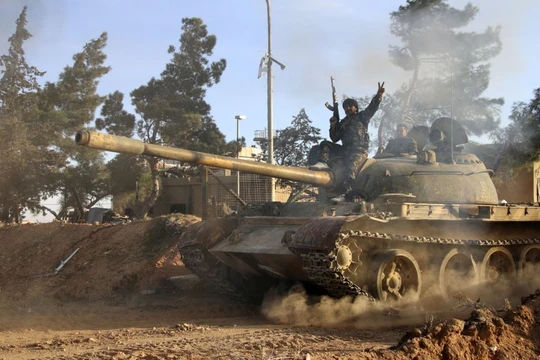 Xe tăng quân đội Syria tiến công trên chiến trường Aleppo - ảnh minh họa Masdar News