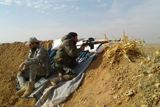 Binh sĩ lực lượng Lá chắn Qalamount trên tuyến chiến đấu phía đông bắc Hama