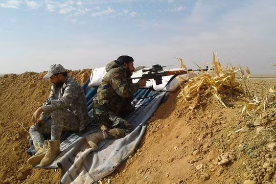 Binh sĩ lực lượng Lá chắn Qalamount trên tuyến chiến đấu phía đông bắc Hama