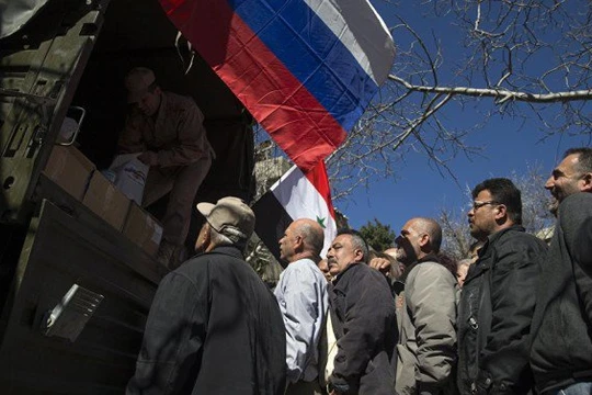 Người dân Syria đón nhận hàng viện trợ