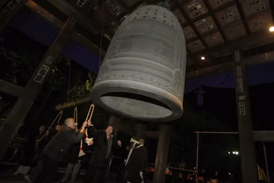 Chiếc chuông trong ngôi đền Phật giáo Zojoji ở Tokyo vào sáng sớm năm mới. Itsuo Inouye / Ảnh AP