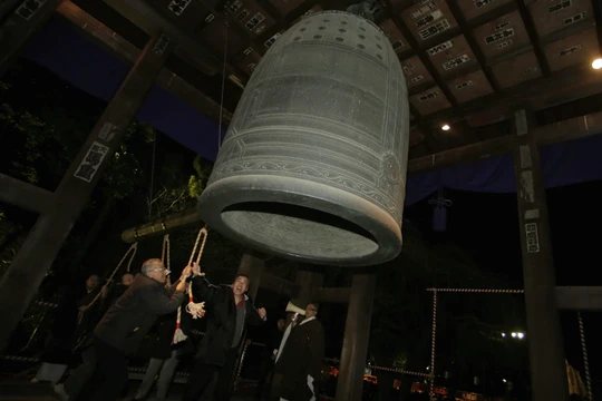 Chiếc chuông trong ngôi đền Phật giáo Zojoji ở Tokyo vào sáng sớm năm mới. Itsuo Inouye / Ảnh AP