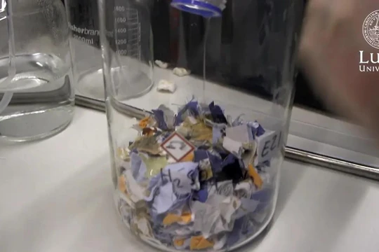 Thí nghiệm chuyển đổi vải bông thành đường glucose. Ảnh Đại học Lund