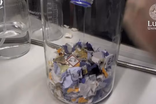 Thí nghiệm chuyển đổi vải bông thành đường glucose. Ảnh Đại học Lund