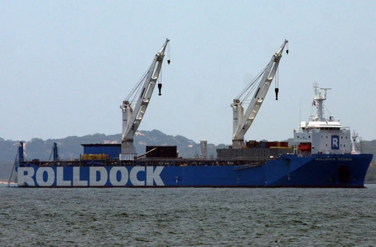 Tàu ngầm Kilo 185 tiến vào quân cảng Cam Ranh