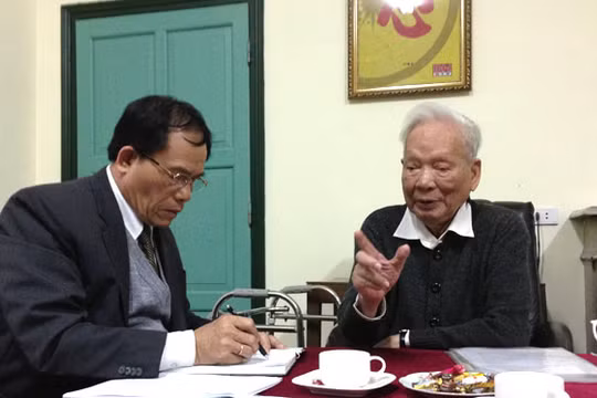 Đại tướng Lê Đức Anh trong một lần trao đổi với tác giả bài viết, đại tá Khuất Biên Hòa. 