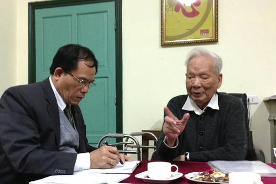 Đại tướng Lê Đức Anh trong một lần trao đổi với tác giả bài viết, đại tá Khuất Biên Hòa. 