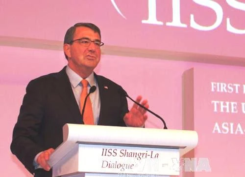 Bộ trưởng Quốc phòng Mỹ Ashton Carter phát biểu tại phiên thảo luận chung đầu tiên. Ảnh: Phóng viên TTXVN tại Singapore 