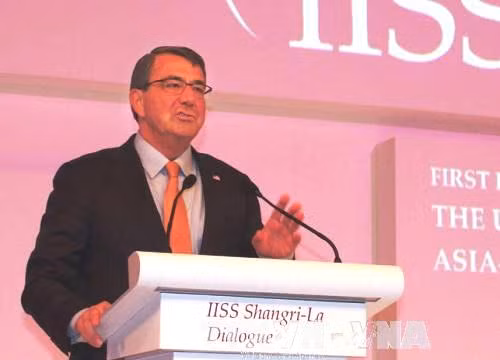 Bộ trưởng Quốc phòng Mỹ Ashton Carter phát biểu tại phiên thảo luận chung đầu tiên. Ảnh: Phóng viên TTXVN tại Singapore 