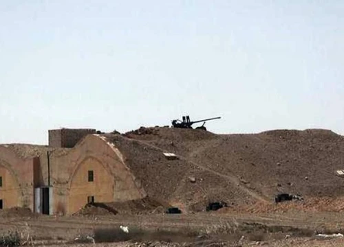 Bức ảnh công bố ngày 21/5 trên trang web của IS cho thấy hầm tránh bom và súng máy bên trên tại căn cứ không quân Palmyra, sau cuộc chiến giữa IS và lực lượng chính phủ Syria. Ảnh: AP