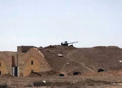 Bức ảnh công bố ngày 21/5 trên trang web của IS cho thấy hầm tránh bom và súng máy bên trên tại căn cứ không quân Palmyra, sau cuộc chiến giữa IS và lực lượng chính phủ Syria. Ảnh: AP