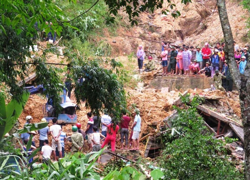 Sạt lở làm 3 ngôi nhà của đại gia đình bà Nguyễn Thị Thược (76 tuổi) nằm giữa ngọn đồi khu 4, phường Cao Thắng, TP Hạ Long bị đánh sập hoàn toàn. 8 người trong gia đình đã chết, người còn lại bị chấn thương sọ não. Ảnh: Giang Chinh.