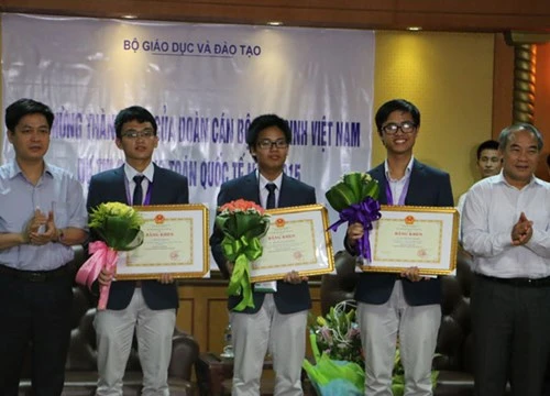 Thứ trưởng Nguyễn Vinh Hiển trao phần thưởng cho học sinh đoạt huy chương