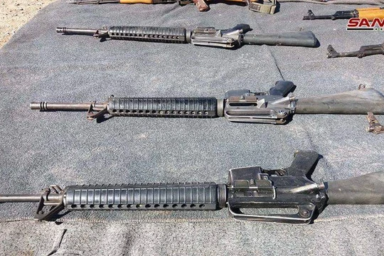 Vũ khí trang bị và phương tiện y tế mà quân đội Syria thu giữ được ở ngoại ô Damascus.