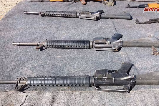 Vũ khí trang bị và phương tiện y tế mà quân đội Syria thu giữ được ở ngoại ô Damascus.