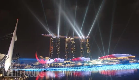 Vịnh Marina, địa điểm nổi tiếng Singapore tỏa sáng trong đêm.