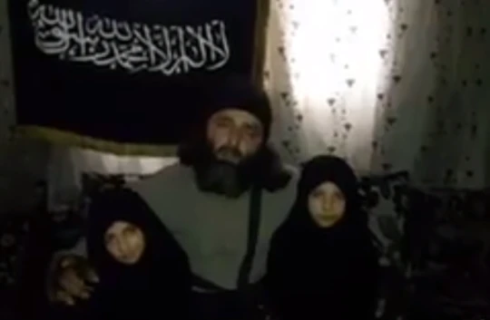 Chiến binh thánh chiến Al Nusra và hai con gái trước khi đẩy chúng vào cái chết