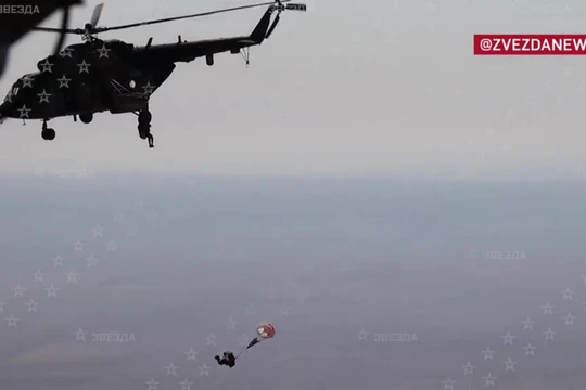 Lính Syria huấn luyện nhảy dù. Ảnh TV Zvezda