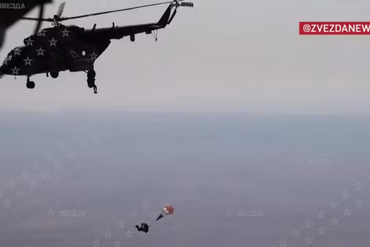 Lính Syria huấn luyện nhảy dù. Ảnh TV Zvezda