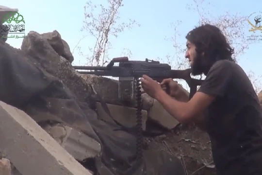 Một chiến binh thánh chiến thuộc tổ chức Ahrar Al-Sham, nhóm thánh chiến lớn thứ 2 sau FSA tấn công trên địa phận tỉnh Homs - ảnh video đối lập