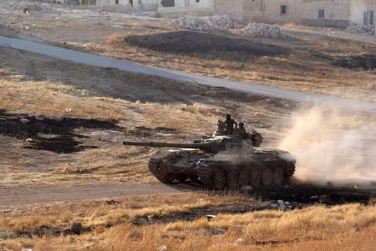 Xe tăng quân đội Syria tiến công trên chiến trường phía đông Aleppo