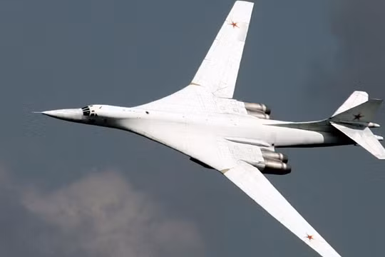 Máy bay ném bom chiến lược siêu thanh Tu-160 Thiên nga trắng