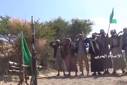 Các chiến binh Houthi ăn mừng chiến thắng ở Yemen. Ảnh tài khoảng Yemen Observer