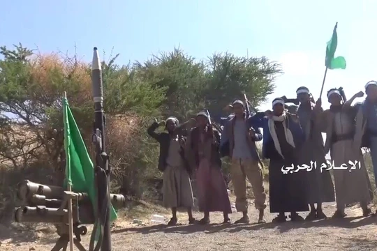 Các chiến binh Houthi ăn mừng chiến thắng ở Yemen. Ảnh tài khoảng Yemen Observer