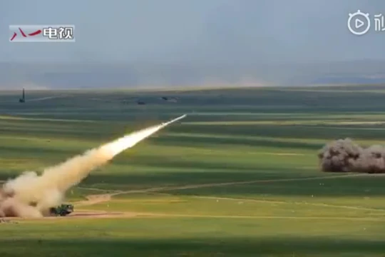 Lữ đoàn tên lửa mặt đất Trung Quốc diễn tập chiến đấu. Ảnh minh họa video.