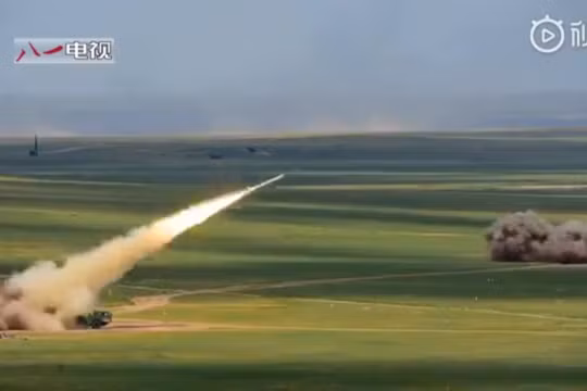 Lữ đoàn tên lửa mặt đất Trung Quốc diễn tập chiến đấu. Ảnh minh họa video.