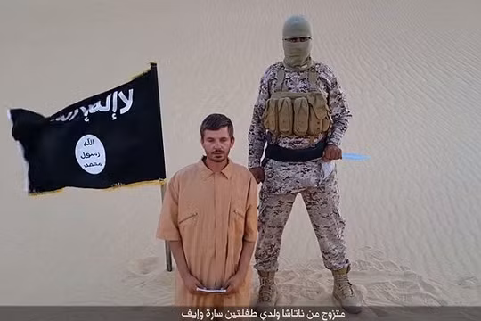 Con tin Croatia Salopek xuất hiện trong một đoạn video do IS tung lên mạng tuần trước Ảnh: Daily Mail