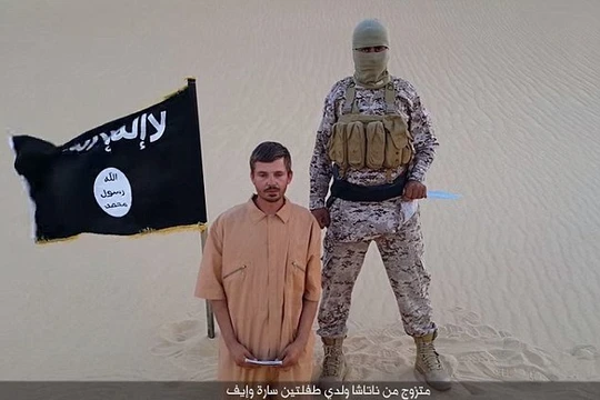 Con tin Croatia Salopek xuất hiện trong một đoạn video do IS tung lên mạng tuần trước Ảnh: Daily Mail