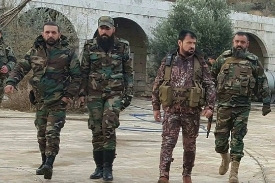 Thiếu tướng Suheil al-Hassan và các sĩ quan tùy tùng trên chiến trường Aleppo