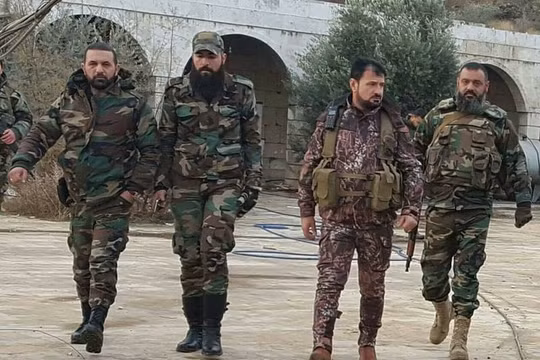 Thiếu tướng Suheil al-Hassan và các sĩ quan tùy tùng trên chiến trường Aleppo