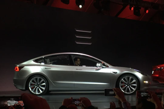 Tesla ra mắt Model 3: Chiếc ô tô điện có giá rẻ nhất