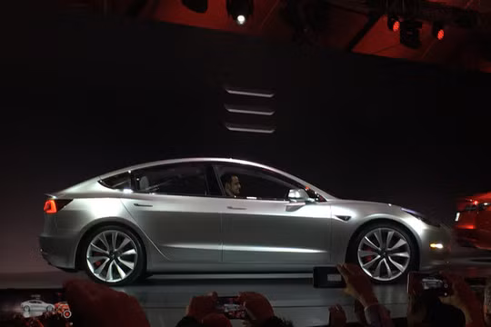 Tesla ra mắt Model 3: Chiếc ô tô điện có giá rẻ nhất