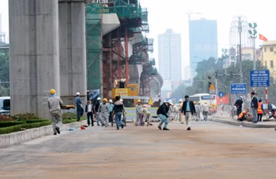 Dầu tràn ra đường Trần Phú được phủ cát chống trơn trượt. Ảnh: Bá Đô.