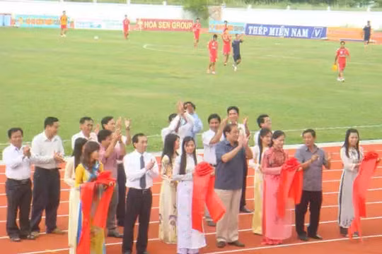 Sân chạy điền kinh khánh thành ăm 2012, do sở VHTT&DL Kiên Giang làm chủ đầu tư