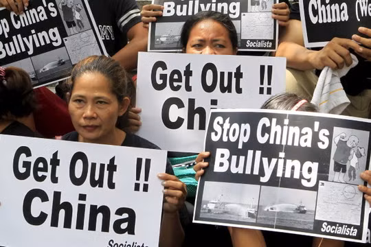 Người dân Philippines biểu tình phản đối hành vi xâm lấn của Trung Quốc - Ảnh: Reuters