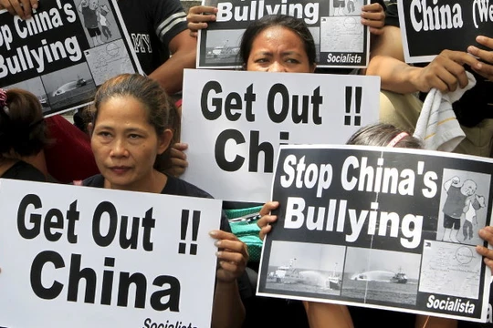 Người dân Philippines biểu tình phản đối hành vi xâm lấn của Trung Quốc - Ảnh: Reuters