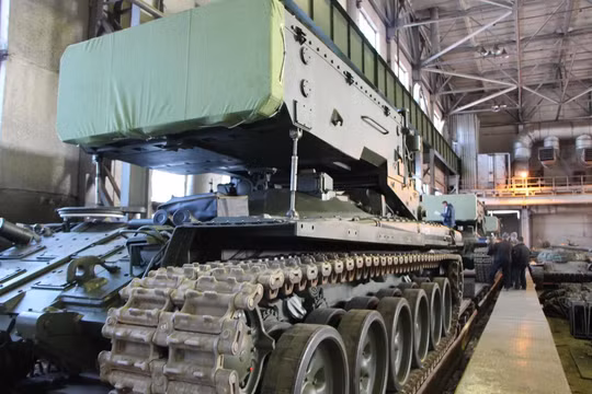 Pháo phản lực nhiệt áp TOS-1A bàn giao cho quân đội Nga. Ảnh Military Leak