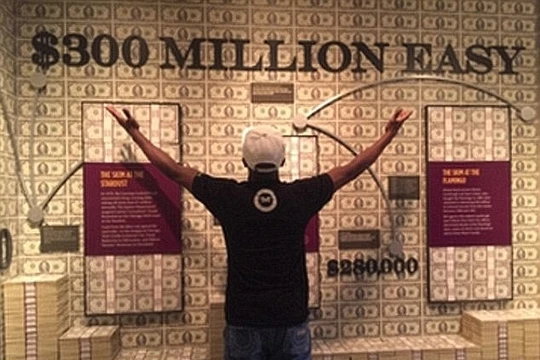 Võ sĩ “Độc cô cầu bại” đi du lịch vác cả triệu đô, khoe dàn xe siêu khủng