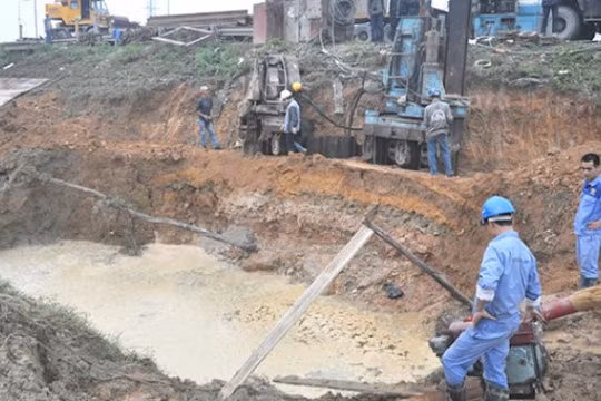 Hiện trường đường ống cấp nước sông Đà đã vỡ lần thứ 9. Trong ảnh: công nhân khắc phục sự cố vỡ đường ống - Ảnh: Q.Thế