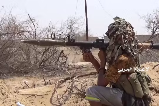 Một chiến binh Houthi chiến đấu trên bờ biển phía tây Yemen. Ảnh minh họa South Front.