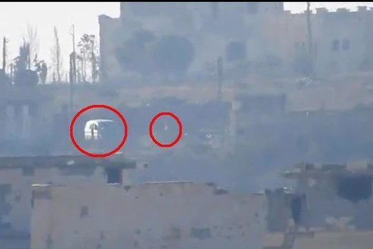 Xe buyt và chỉ huy chiến trường HTS trước khi bị tấn cong ở Aleppo - ảnh video truyền thông Palestine