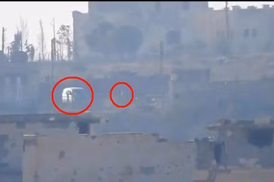 Xe buyt và chỉ huy chiến trường HTS trước khi bị tấn cong ở Aleppo - ảnh video truyền thông Palestine